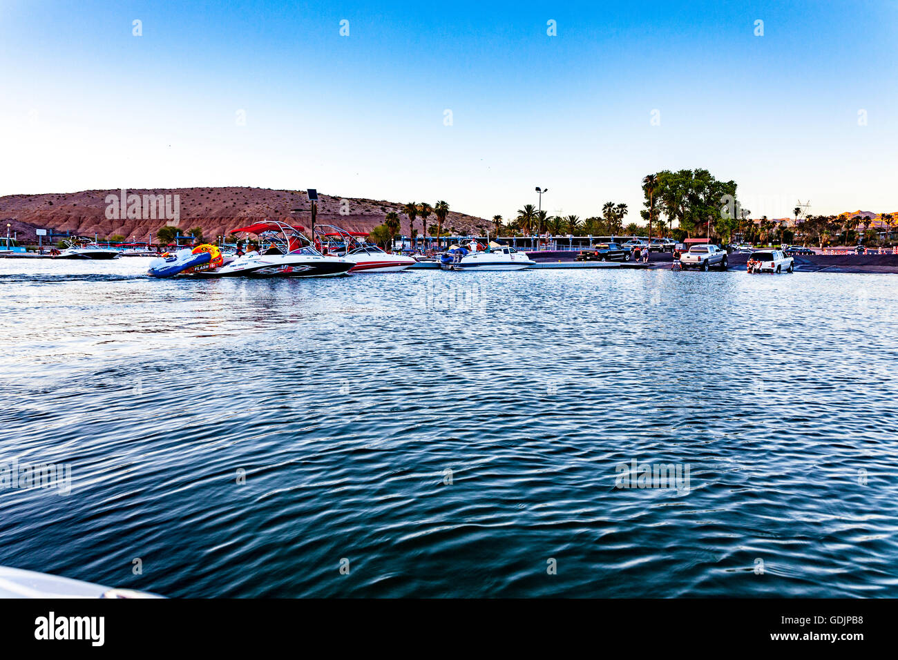 Una crociera al tramonto sul Lago di Mojave in Arizona Nevada frontiere da Katherine sbarco barca lanciando facility in Arizona Foto Stock