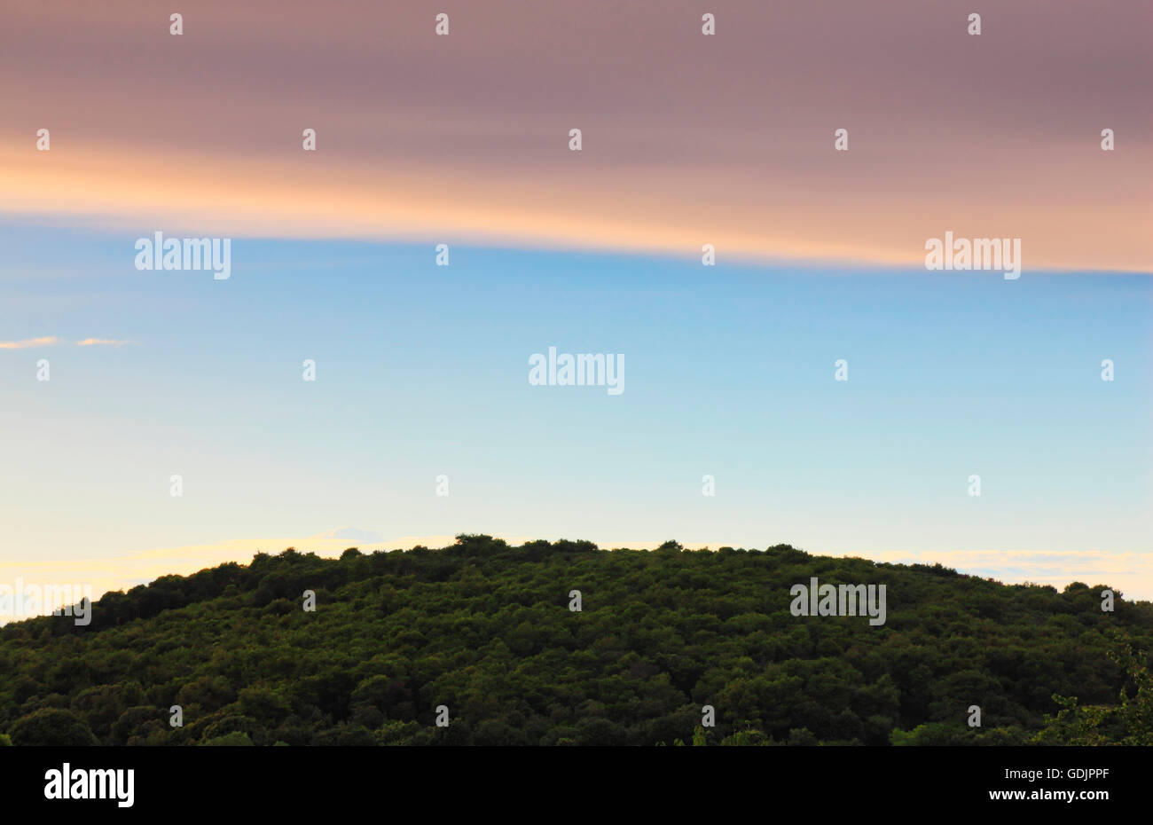 Il Cloud oltre la collina, sullo sfondo della natura Foto Stock