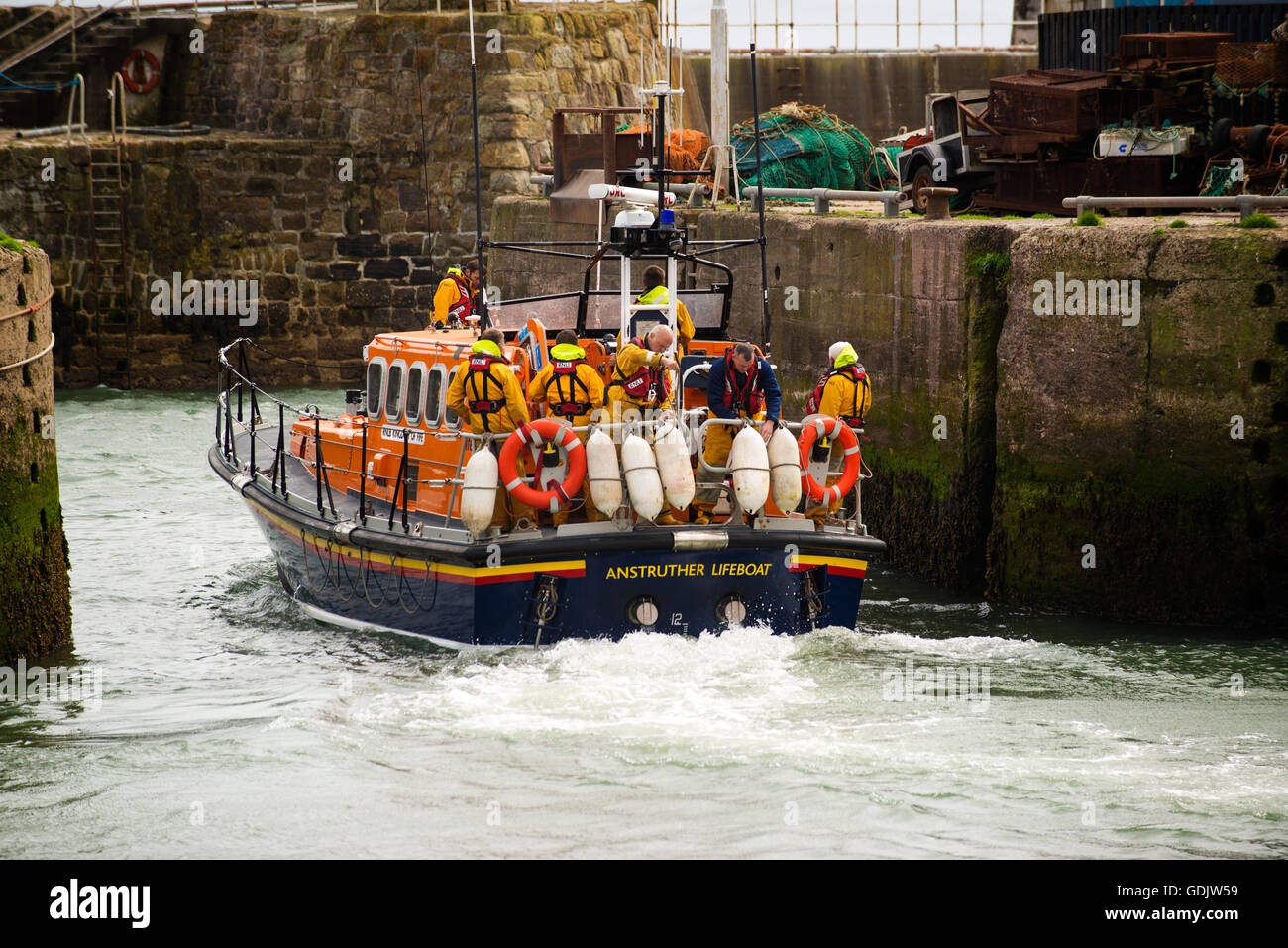 La scialuppa di salvataggio RNLI Antstruther salpa con il suo equipaggio dal porto di Pittenweem in una scialuppa di salvataggio di classe D. Foto Stock