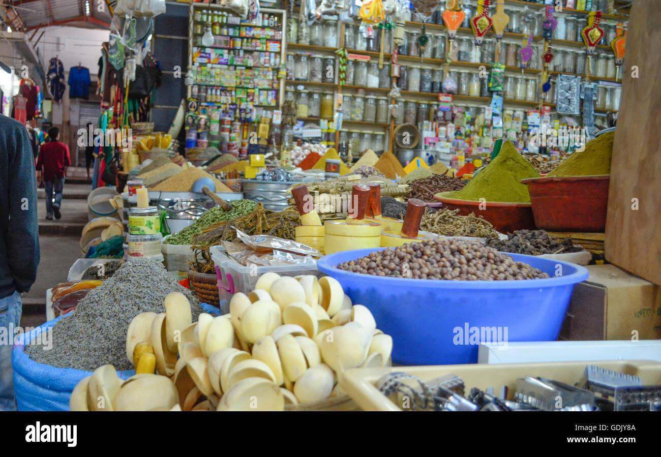 Il souk marocchino, spezie, date e olive. Foto Stock