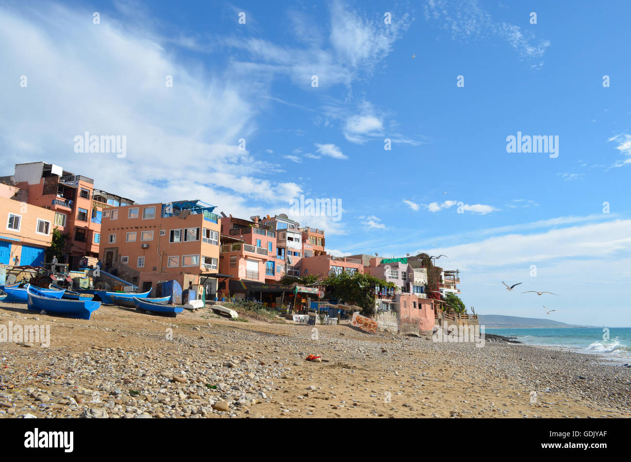 Affitto case e appartamenti sulla spiaggia nel villaggio costiero di Taghazout, Marocco. Foto Stock