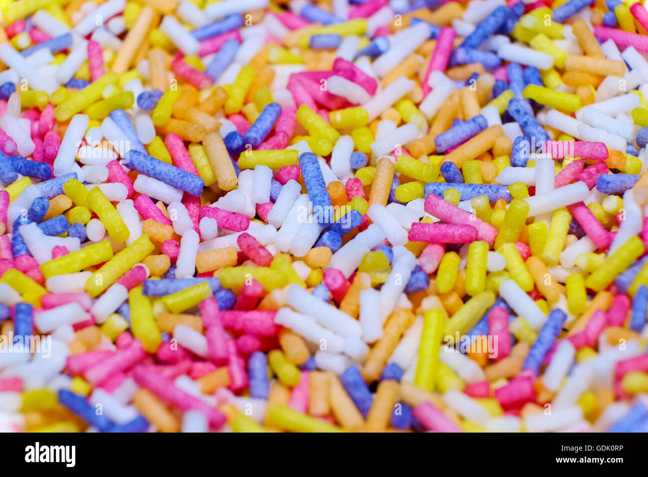 macro primo piano di centinaia e migliaia di spruzzi di decorazioni dolci per condimenti di torte nel deserto Foto Stock
