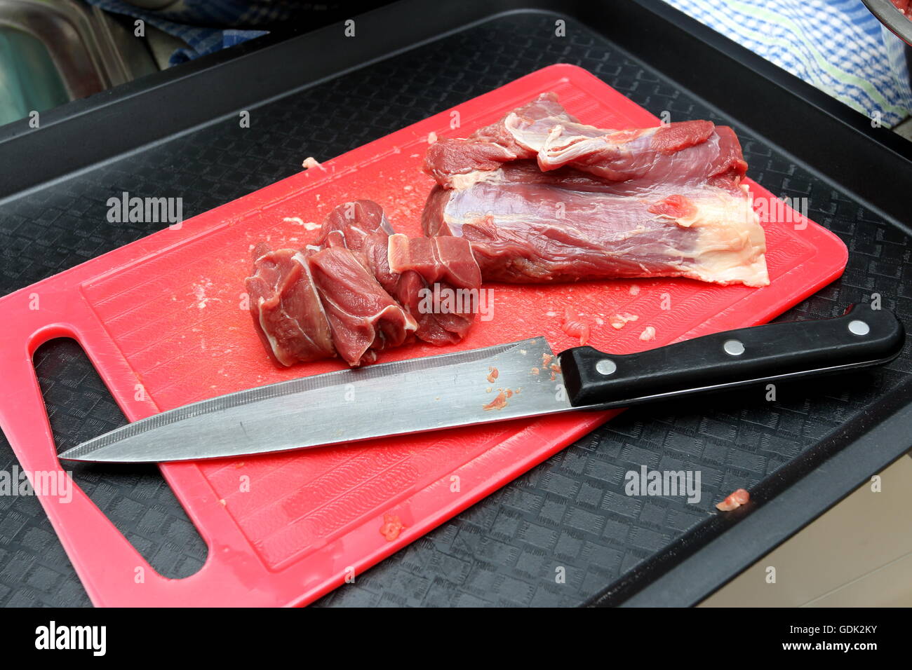 Close up di carni fresche bovine Carne di plastica sul bordo di taglio Foto Stock