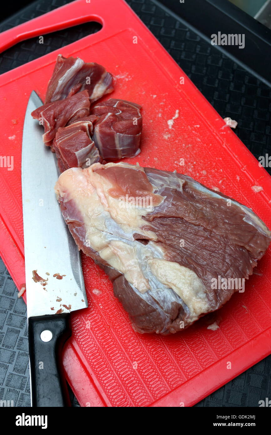 Close up di carni fresche bovine Carne di plastica sul bordo di taglio Foto Stock