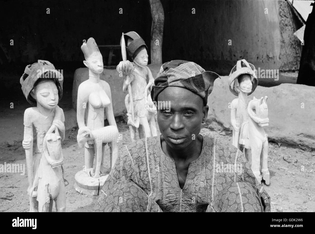 Un uomo tradizionale di vendita sculture africane a Timbuktu, 1959 Foto Stock