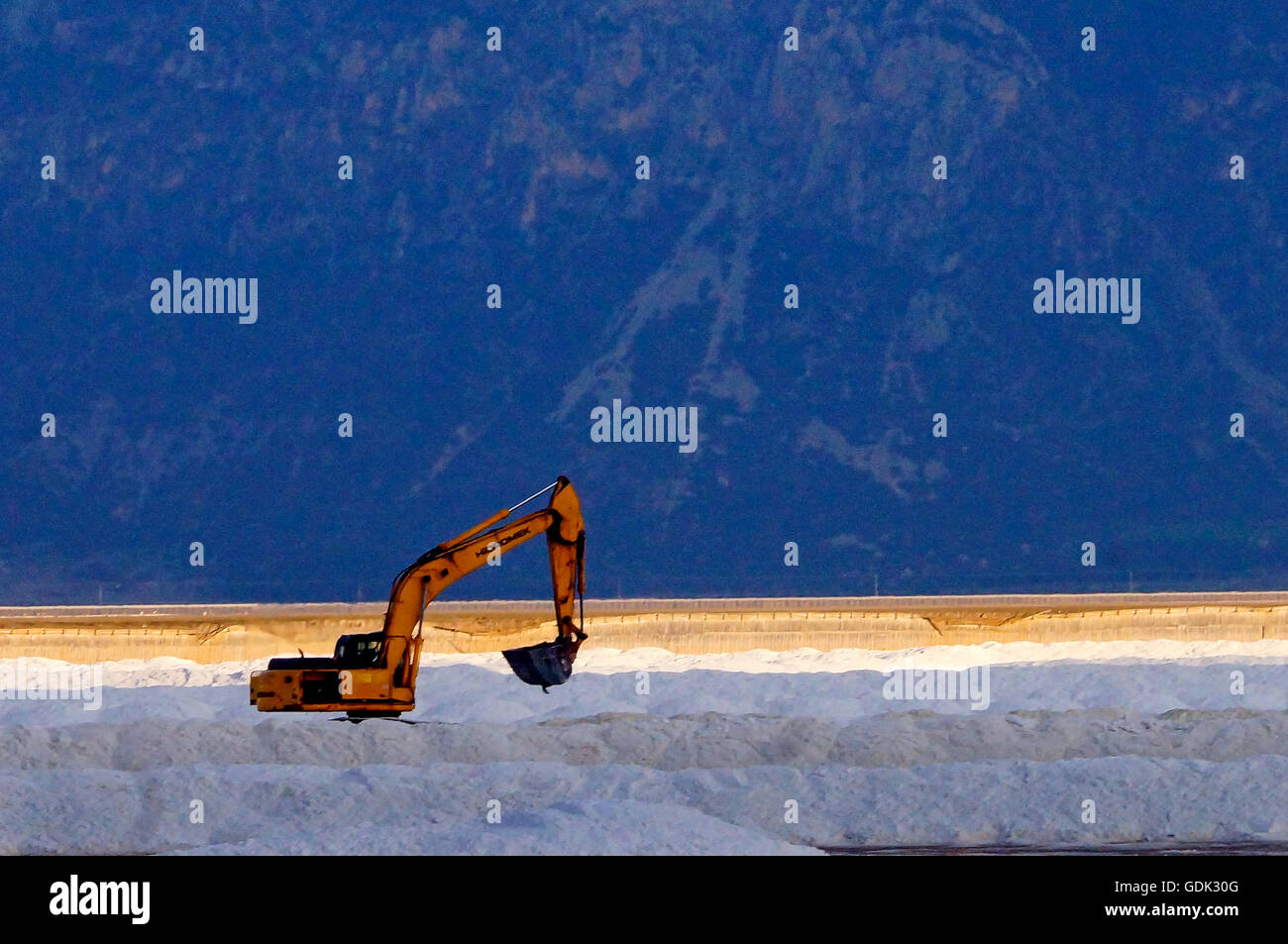 Lo sfruttamento di Soda sul lago Acigöl, da Dazkiri, Turchia. Il carbonato di sodio (noto anche come il lavaggio di carbonato di sodio o carbonato di sodio), Na2CO3 è un sale di sodio di acido carbonico. È più comunemente si verifica come una cristallina eptaidrato, che prontamente effloresces per formare un wh Foto Stock
