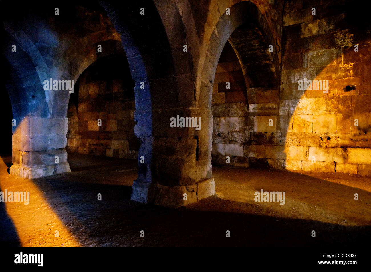 Sultanhani Caravanserai, XIc., provincia di Aksaray, Turchia. Sultanhani è una cittadina in provincia di Aksaray, Turchia. Esso è chiamato dopo il famoso han entro la città.Attualmente, Sultanhani non è su una delle principali autostrade della Turchia. Ma è stato uno dei più impo Foto Stock