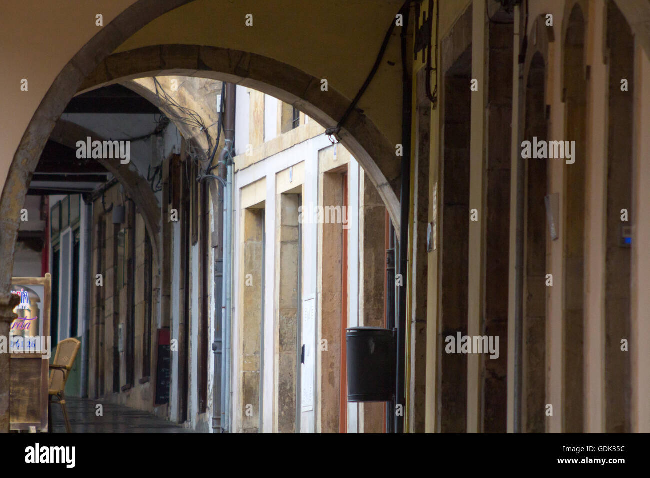 Archi e colonne famosa e antica città di Aviles Spagna Foto Stock