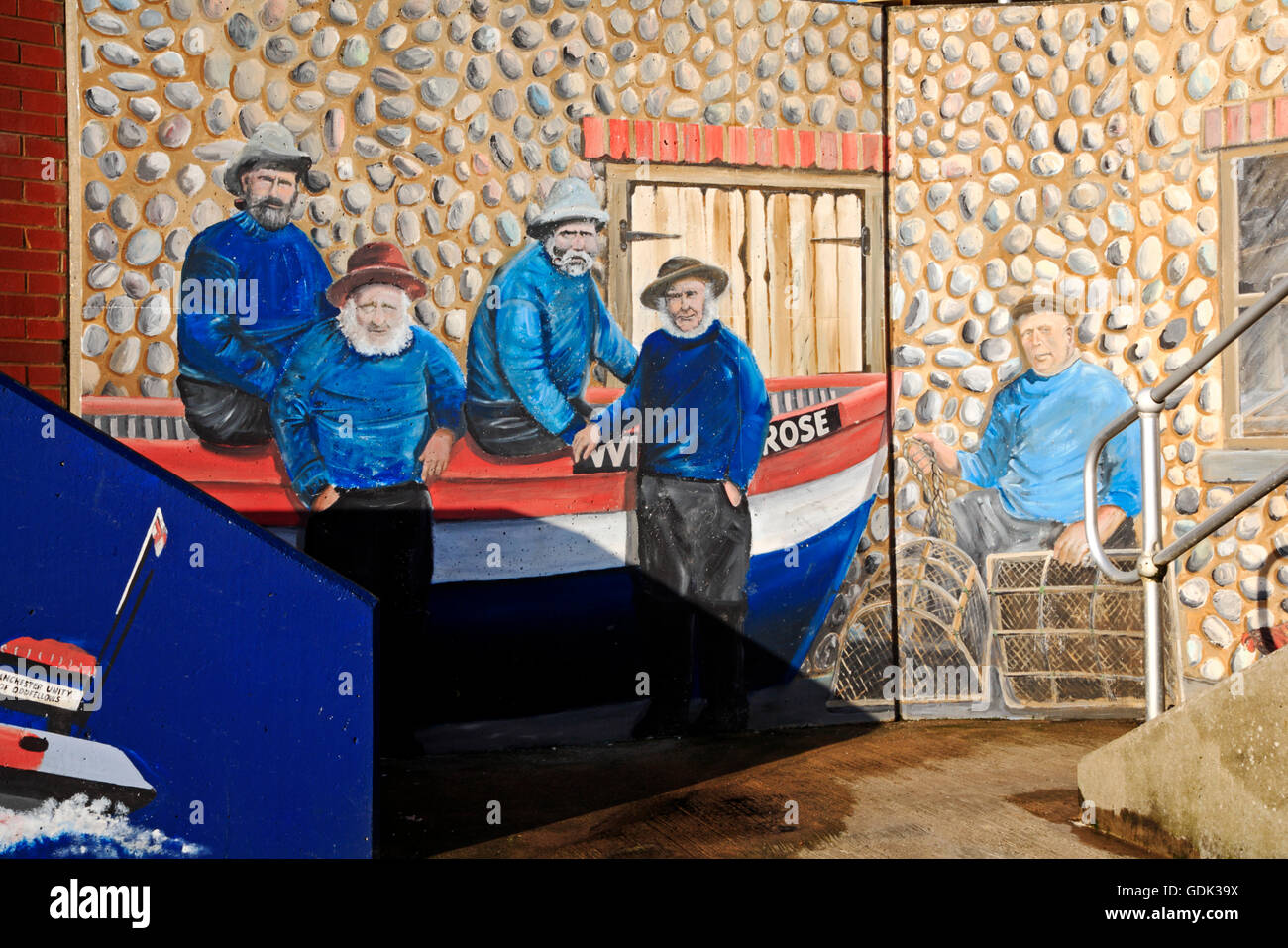 Un murale del vecchio tradizionale North Norfolk pescatori sulla parete del museo a Sheringham, Norfolk, Inghilterra, Regno Unito. Foto Stock