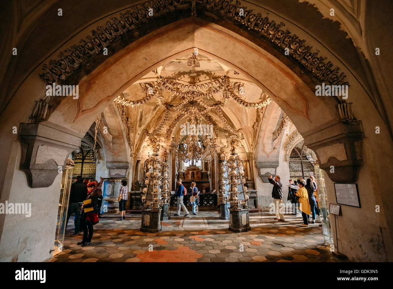 KUTNA Hora, Repubblica Ceca - 14 ottobre 2014: persone che visitano l'ossario di Sedlec Kostnice. Ossario scheletri contengono circa 5 Foto Stock