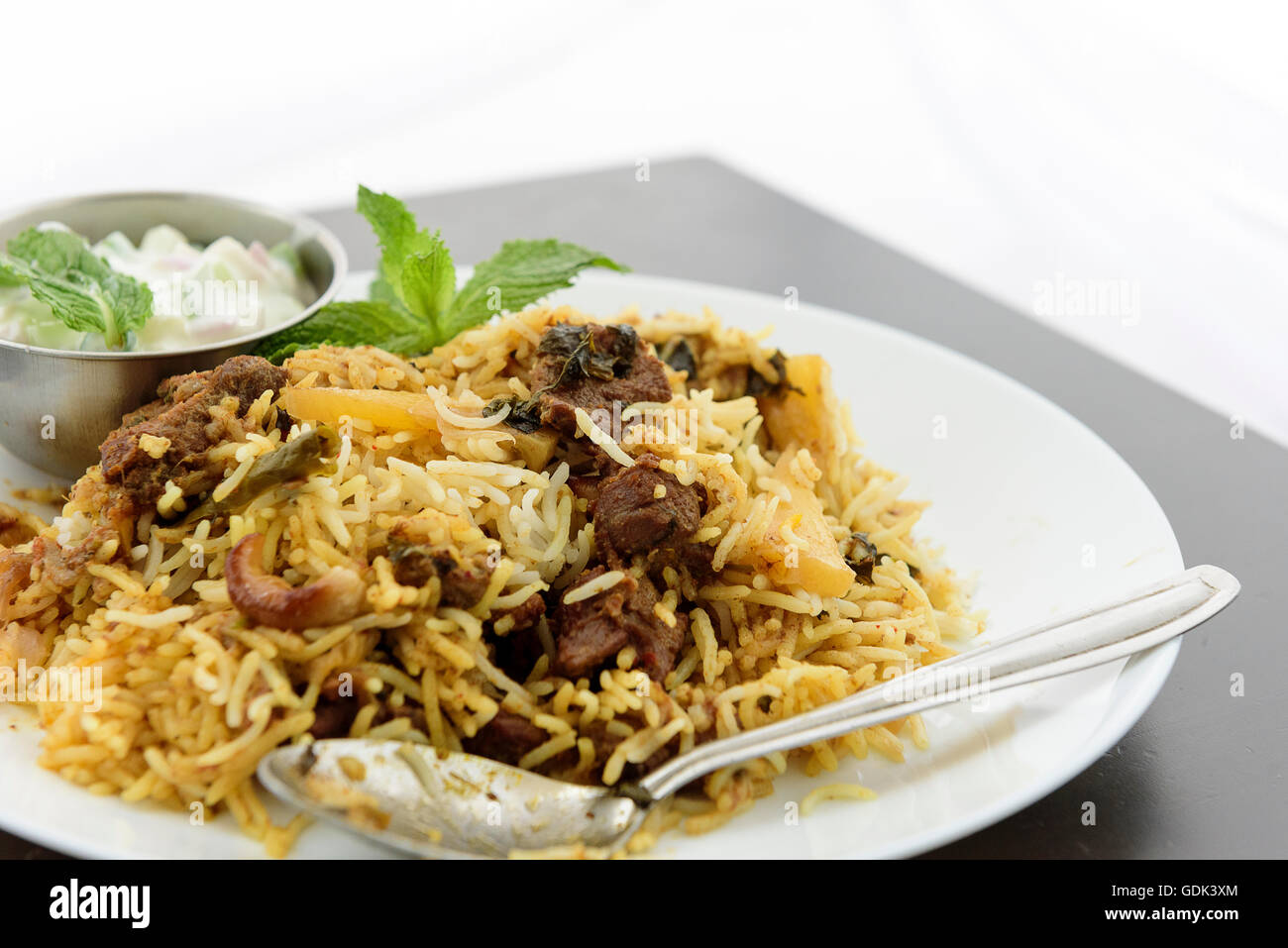 Carni bovine Biryani con Raitha Foto Stock