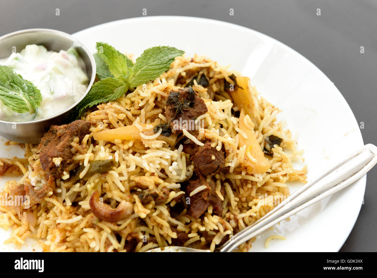 Carni bovine Biryani con Raitha Foto Stock