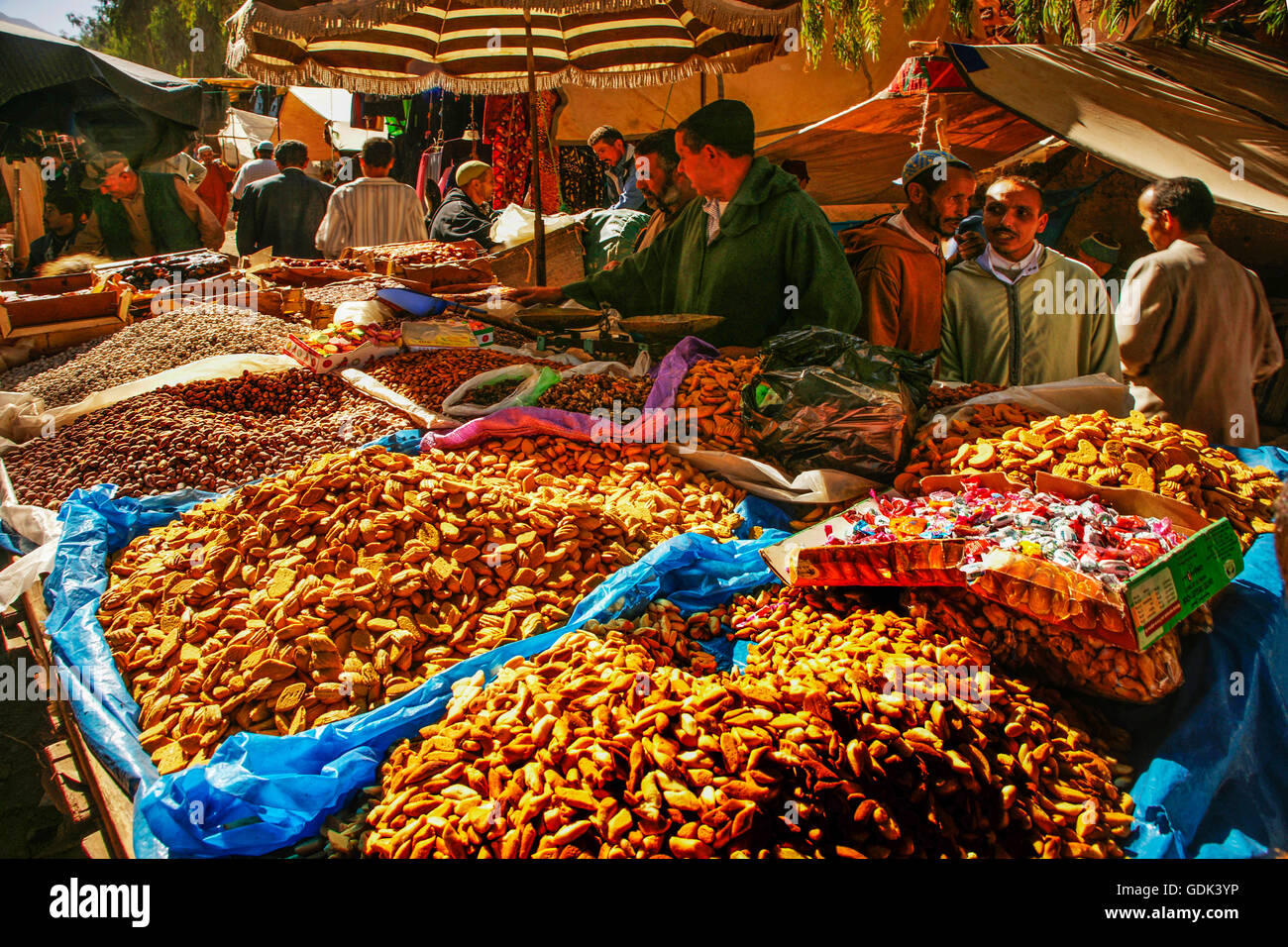 Frutta secca e torte stand su un souk di Marrakech, Marocco. Foto Stock