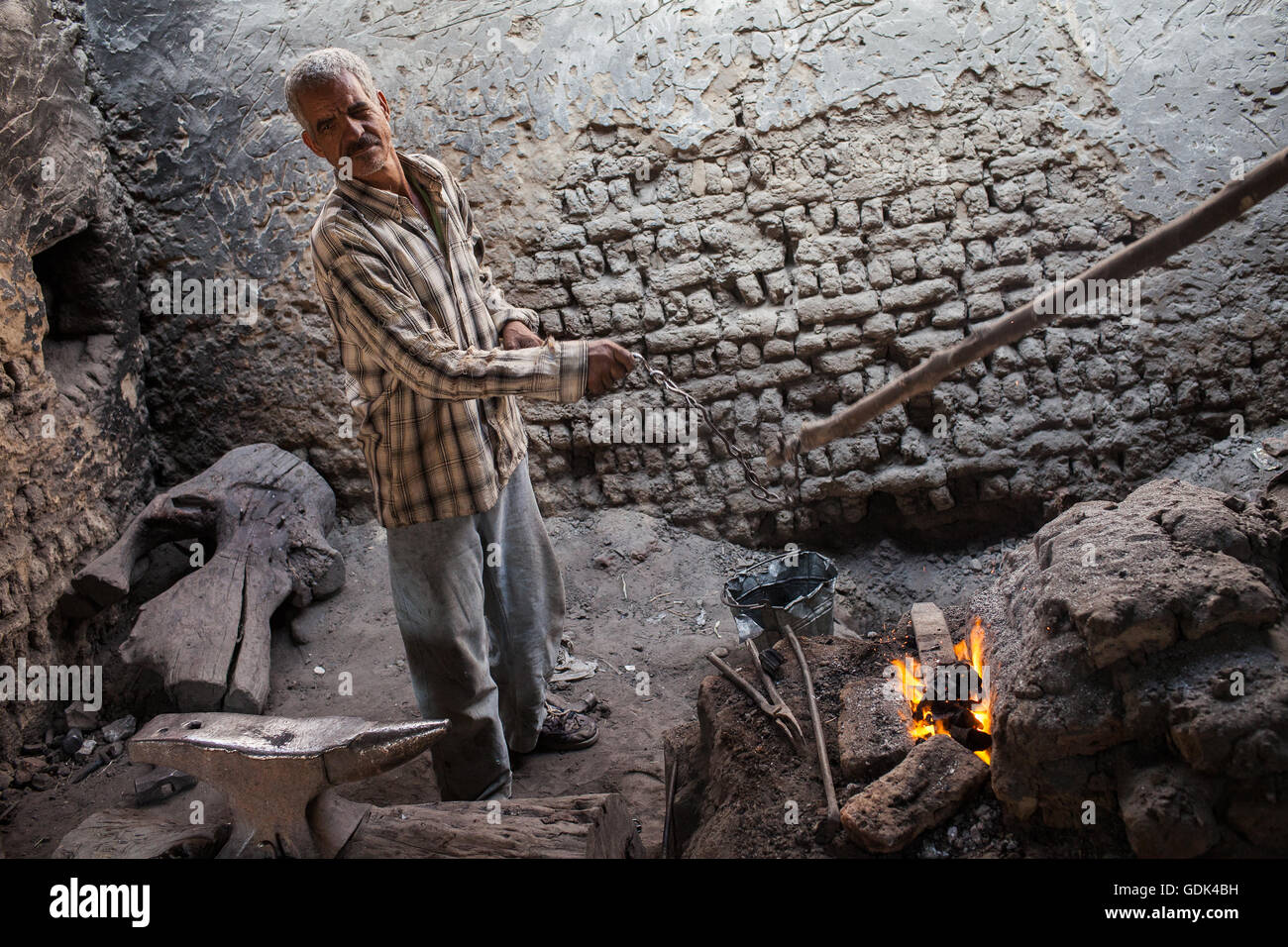 Un ferro da stiro smith che ancora vive e lavora a Qasr Dakhla. Egitto Foto Stock