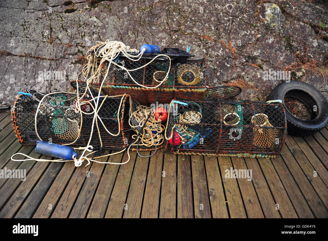 Attrezzatura da pesca a sinistra sul molo Foto Stock