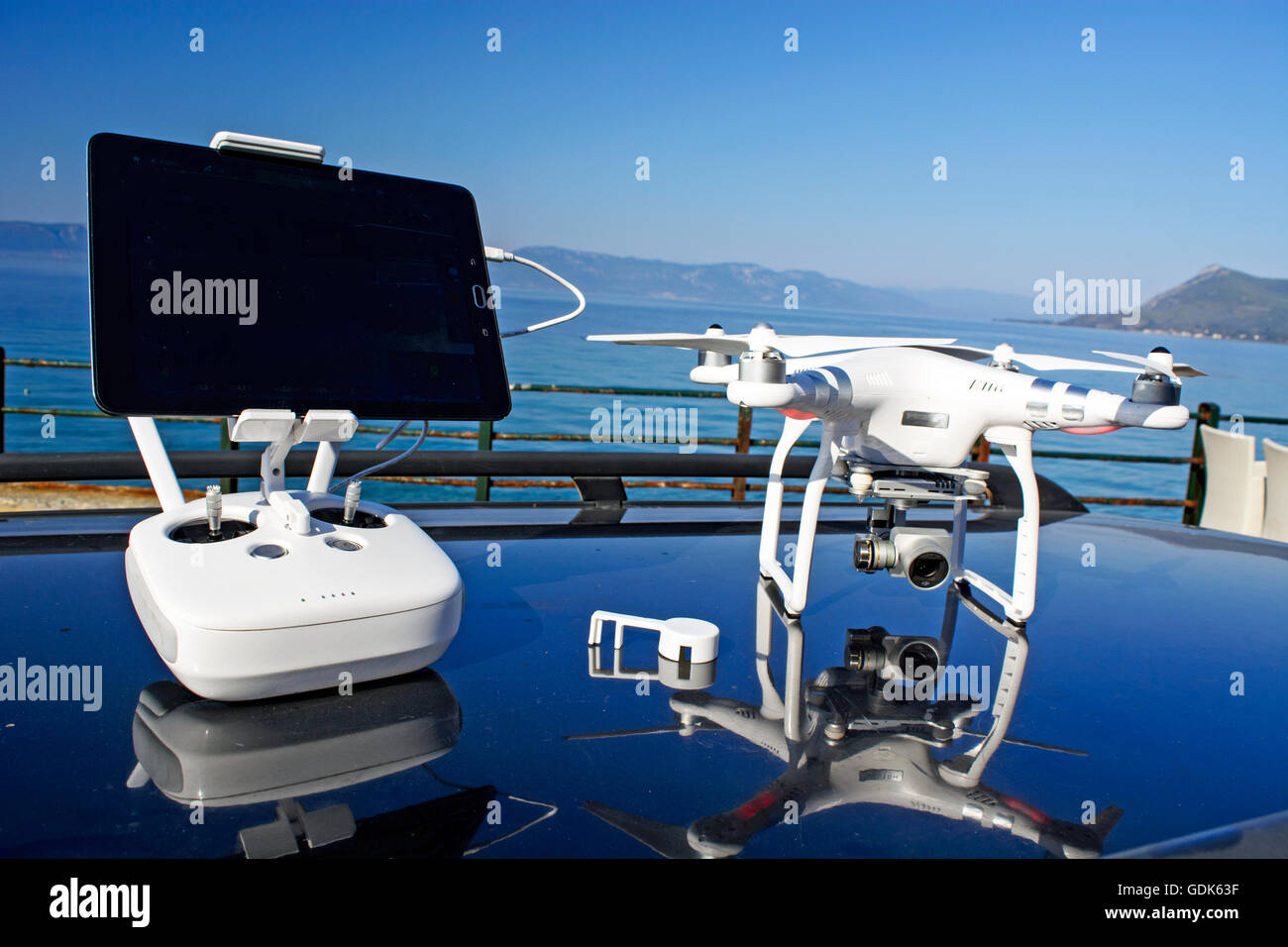 Drone aerei e le unità di controllo tetto della vettura. Foto Stock