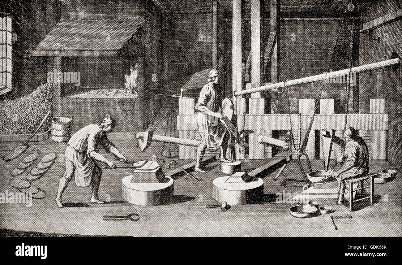 L'interno di rame e bronzo negozio batteria nel 1764. Una batteria è stato dove i lavoratori prodotta la lamiera mediante martellatura. Foto Stock