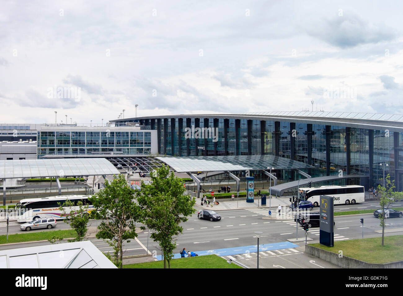 Aeroporto Internazionale di Kastrup terminale 3 esterno dell'edificio si vede da tutta la strada all'esterno. Copenaghen, Zelanda, Danimarca Foto Stock