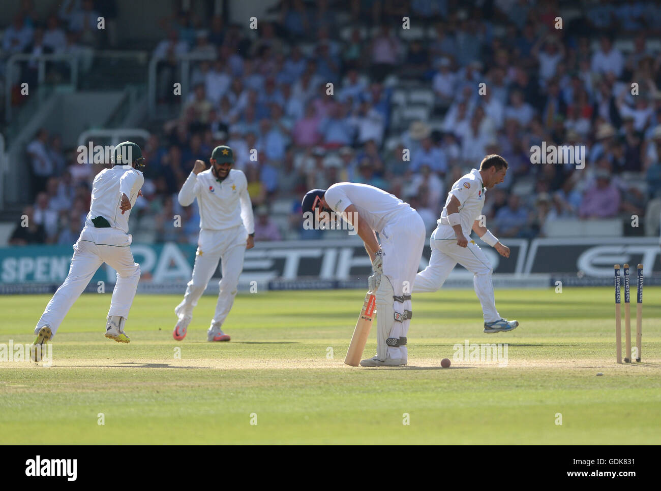 L'Inghilterra del Johnny Bairstow è colpiti dal Pakistan Yasir Shah durante il giorno quattro del Investec Test match al Signore, Londra. Foto Stock