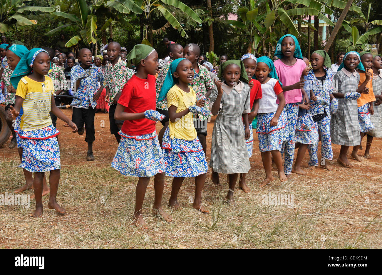 Kikuyu scolari di eseguire la danza, Karatina, Kenya Foto Stock