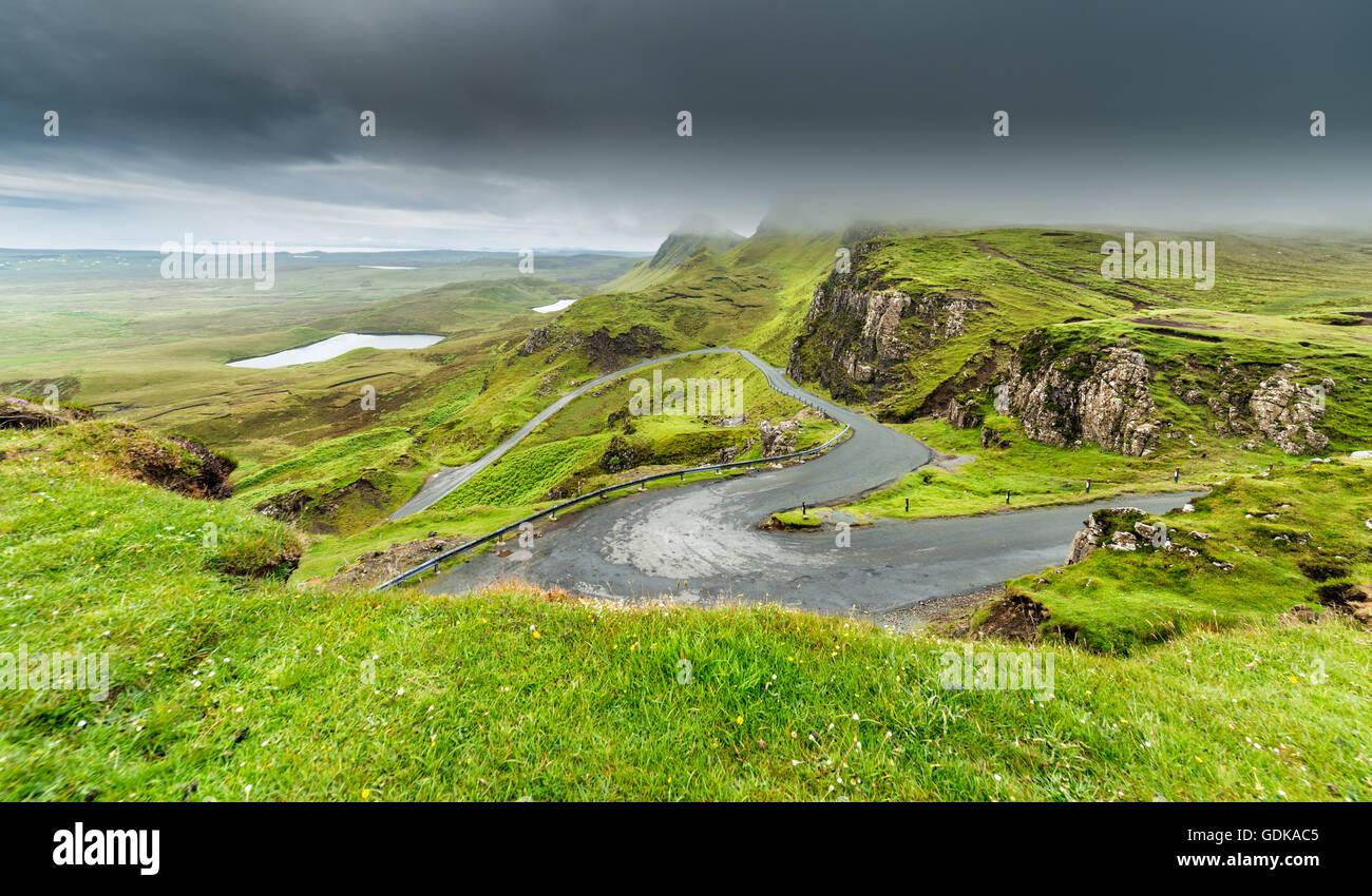Vuoto strada curva nelle Highlands scozzesi - Vista dalla collina Quiraing Foto Stock