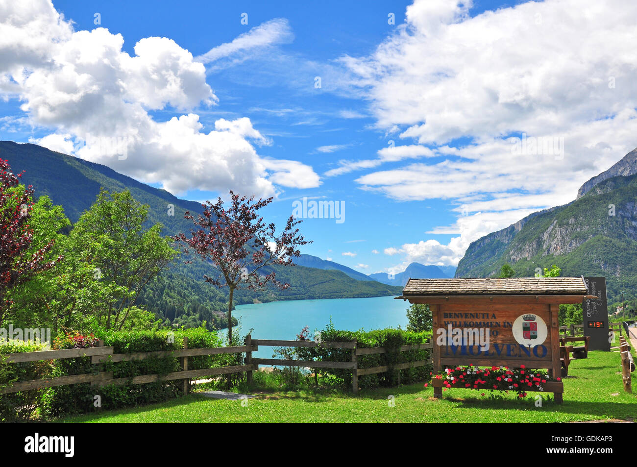 MOLVENO, Italia - 10 Luglio: Vista del lago di Molveno in Trentino Alto provincia, Italia il 10 luglio 2014. Foto Stock