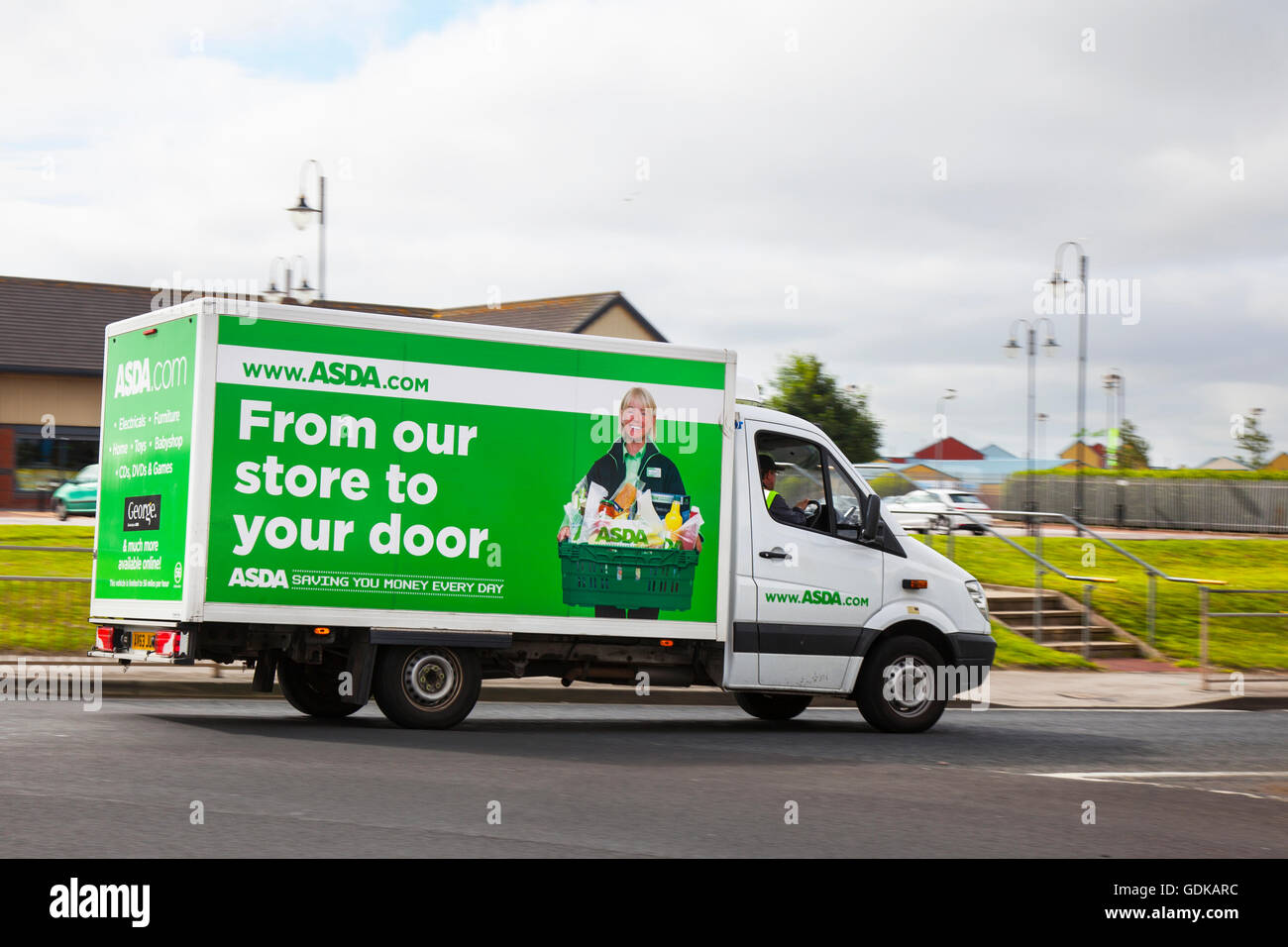 Asda Home veicolo di consegna come visto onTram domenica un festival dei trasporti svoltasi nella cittadina balneare di Fleetwood, nel Lancashire, Regno Unito Foto Stock