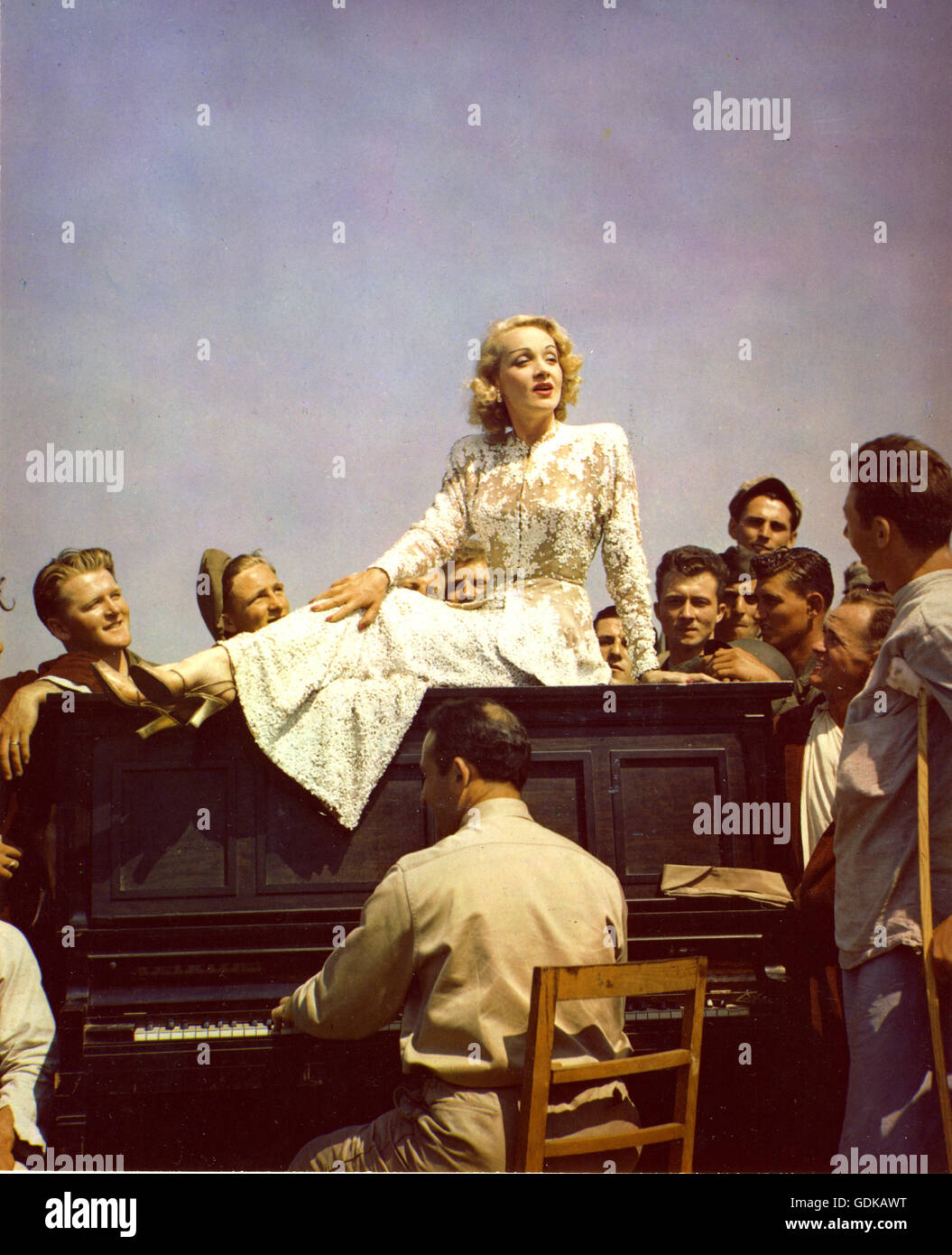 Marlene Dietrich seduto su un pianoforte con G.I. e soldati feriti raccolti intorno all ascolto di cantare. La foto è stata scattata in un ospedale di evacuazione area in prossimità di linee del fronte in Italia. Foto Stock