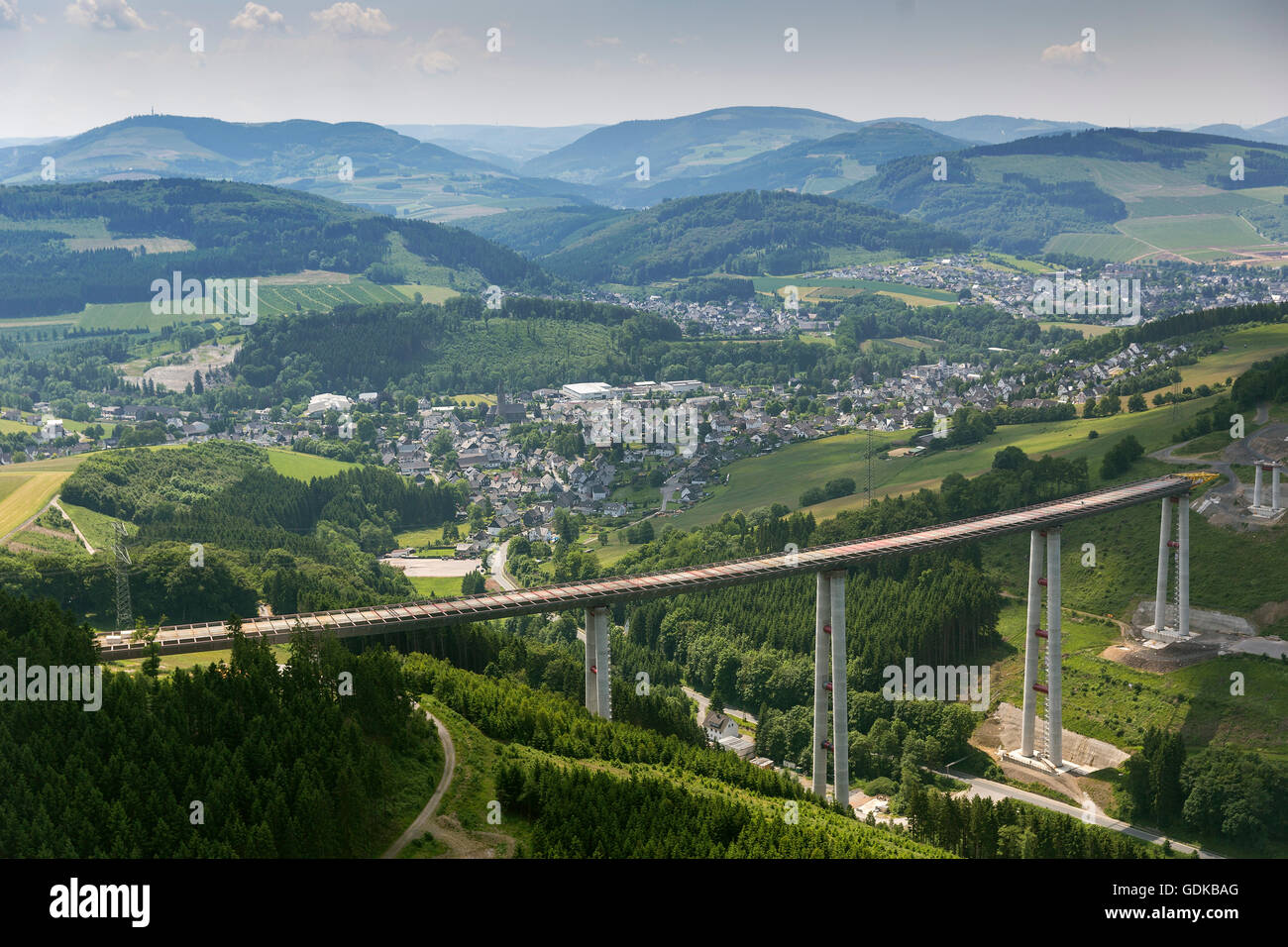 Vista aerea, Nuttlar, più alto viadotto della Renania settentrionale-Vestfalia, lavori di costruzione viadotto Nuttlar, vista aerea di Bestwig, Foto Stock
