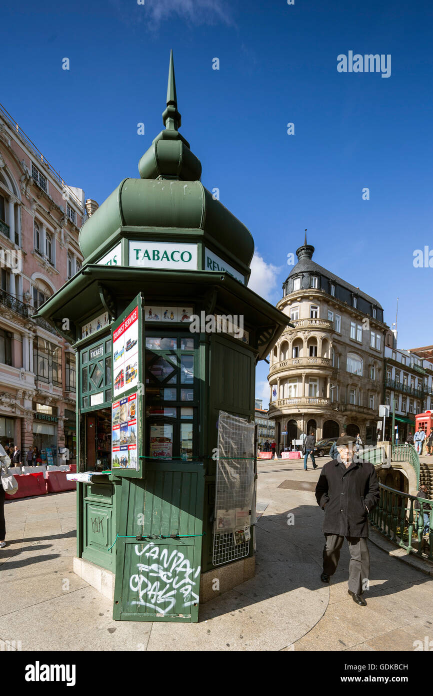 Chiosco di strada nel centro storico di Porto, edicola presso la stazione ferroviaria, Porto, Distretto di Porto, Portogallo, Europa Foto Stock