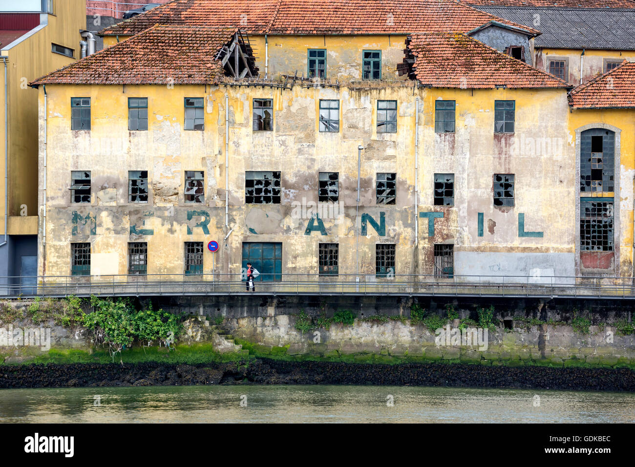 Il vecchio magazzino sul fiume Douro deterioramento lettering Mercantil, Porto, Distretto di Porto, Portogallo, Europa, viaggi, fotografia di viaggio Foto Stock