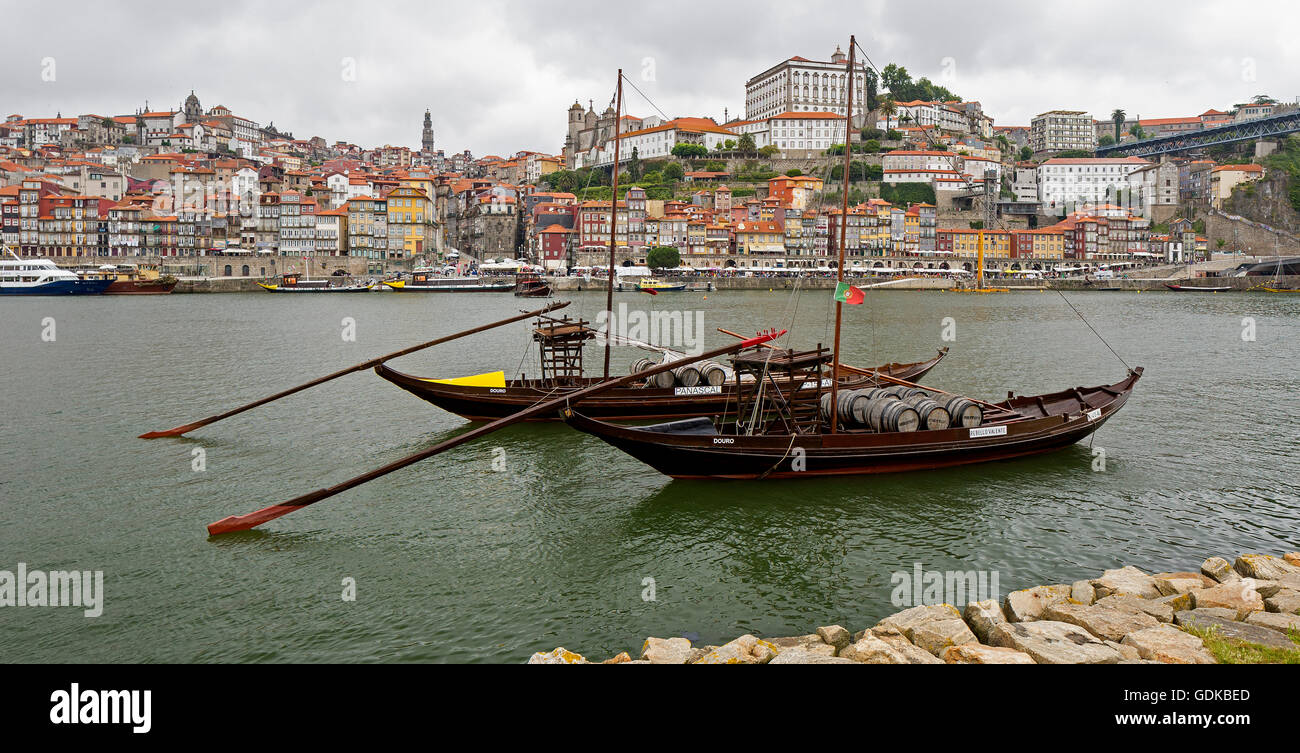 Vino storico trasporto barche sul fiume Douro, case colorate sulle rive del Douro nel quartiere Ribeira, porte, Oporto, Porto Foto Stock