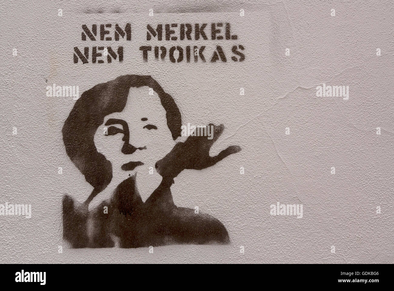 Graffiti di protesta contro la Merkel e la Troika con il braccio sollevato e Hitler salutate, protesta politica in crisi finanziaria, Braga,, Foto Stock
