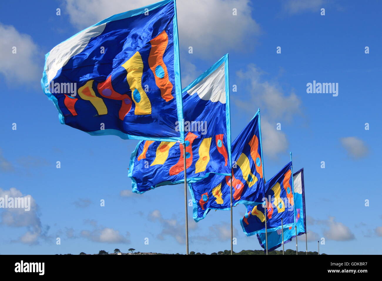 bandiere di golowan blu contro un cielo blu Foto Stock