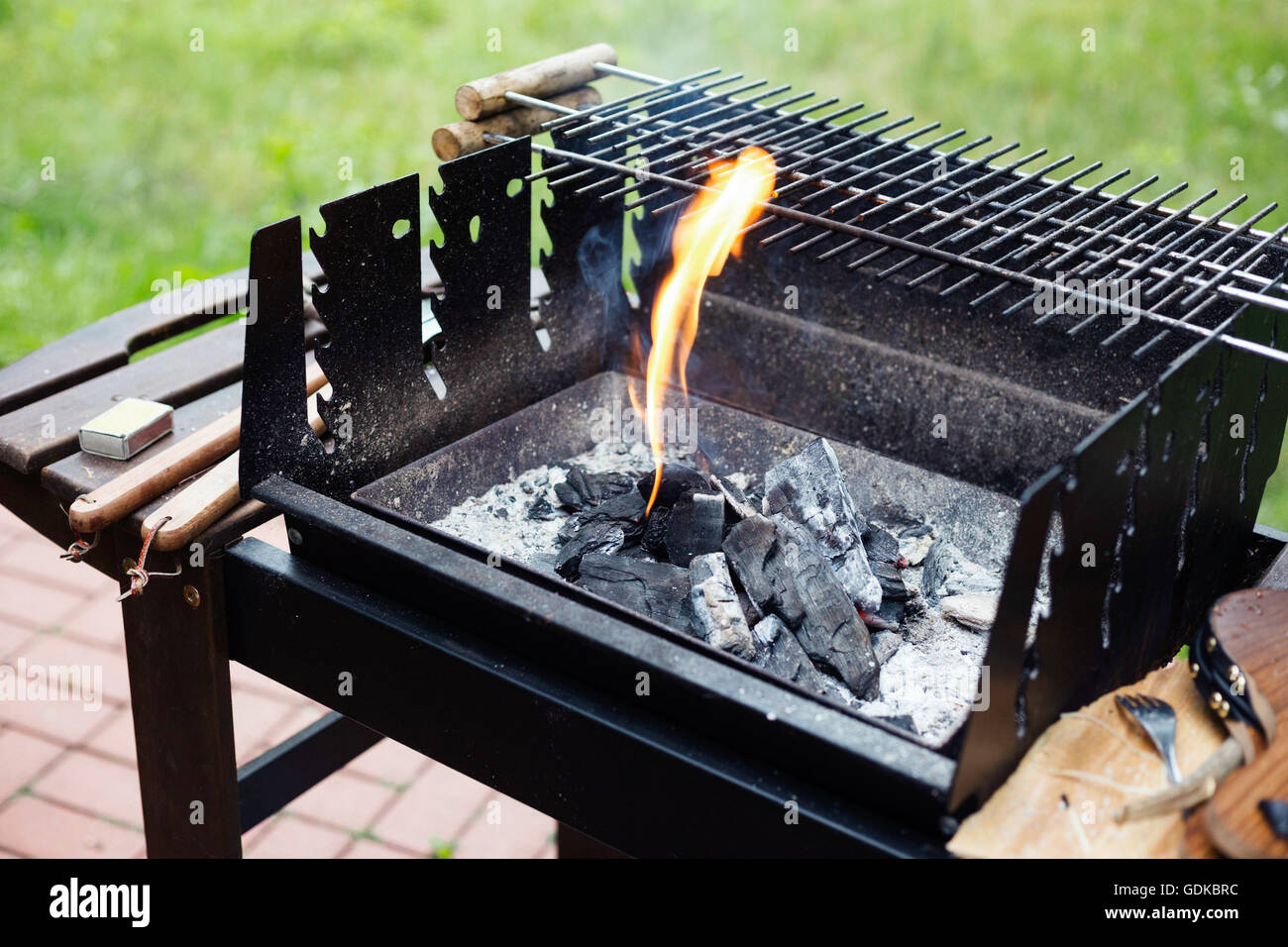 La preparazione di brace per un barbecue estivo partito. Immagine dello  stile di vita, luce naturale, profondità di campo Foto stock - Alamy