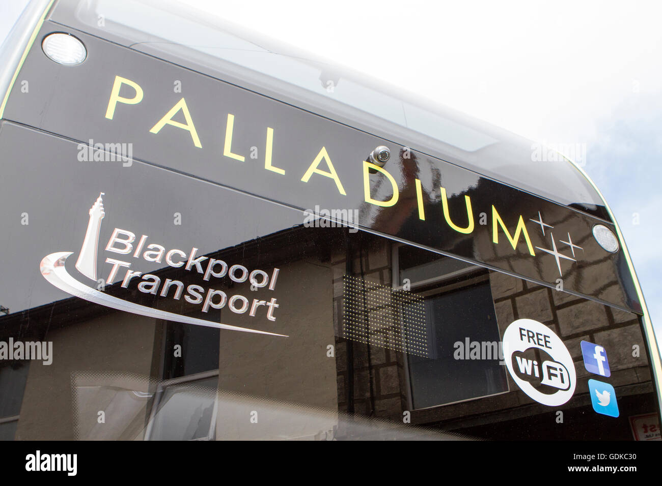 Palladio nuovi autobus sul lungomare di Blackpool, Lancashire, Regno Unito Foto Stock