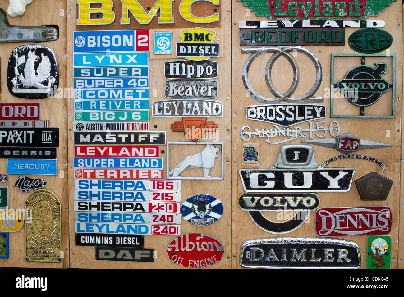 marche dell'epoca passata, classici oggetti da collezione di auto d'epoca. Motorsport Automobilia, cartelli pubblicitari e accessori auto in vendita. Foto Stock