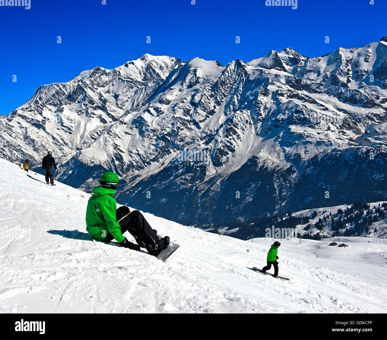 Snowboarder a Les Contamines-Montjoie ski resort, Alta Savoia, Francia Foto Stock