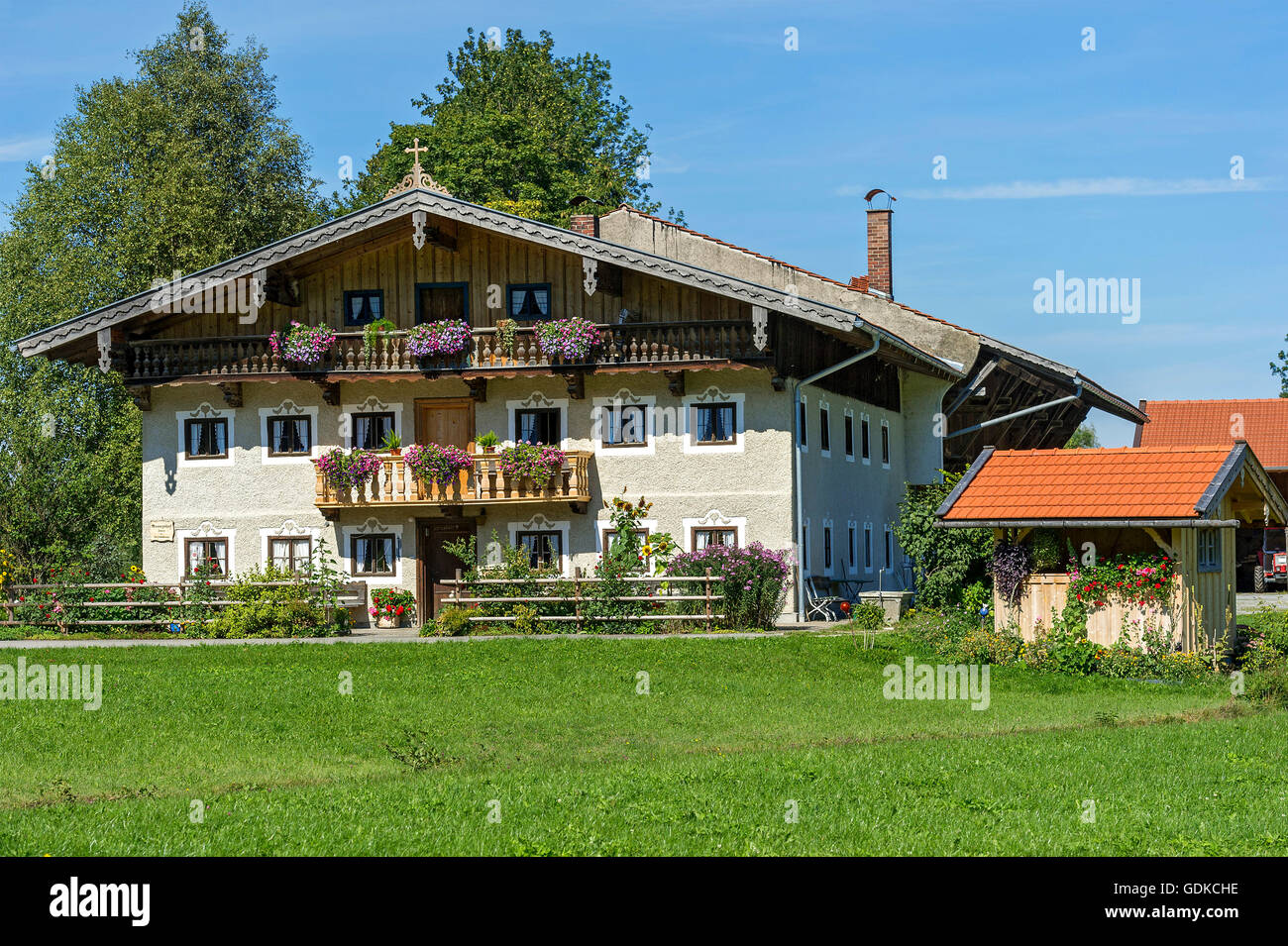 La vecchia casa colonica con decorazioni floreali, Fischbachau, Alta Baviera, Baviera, Germania Foto Stock