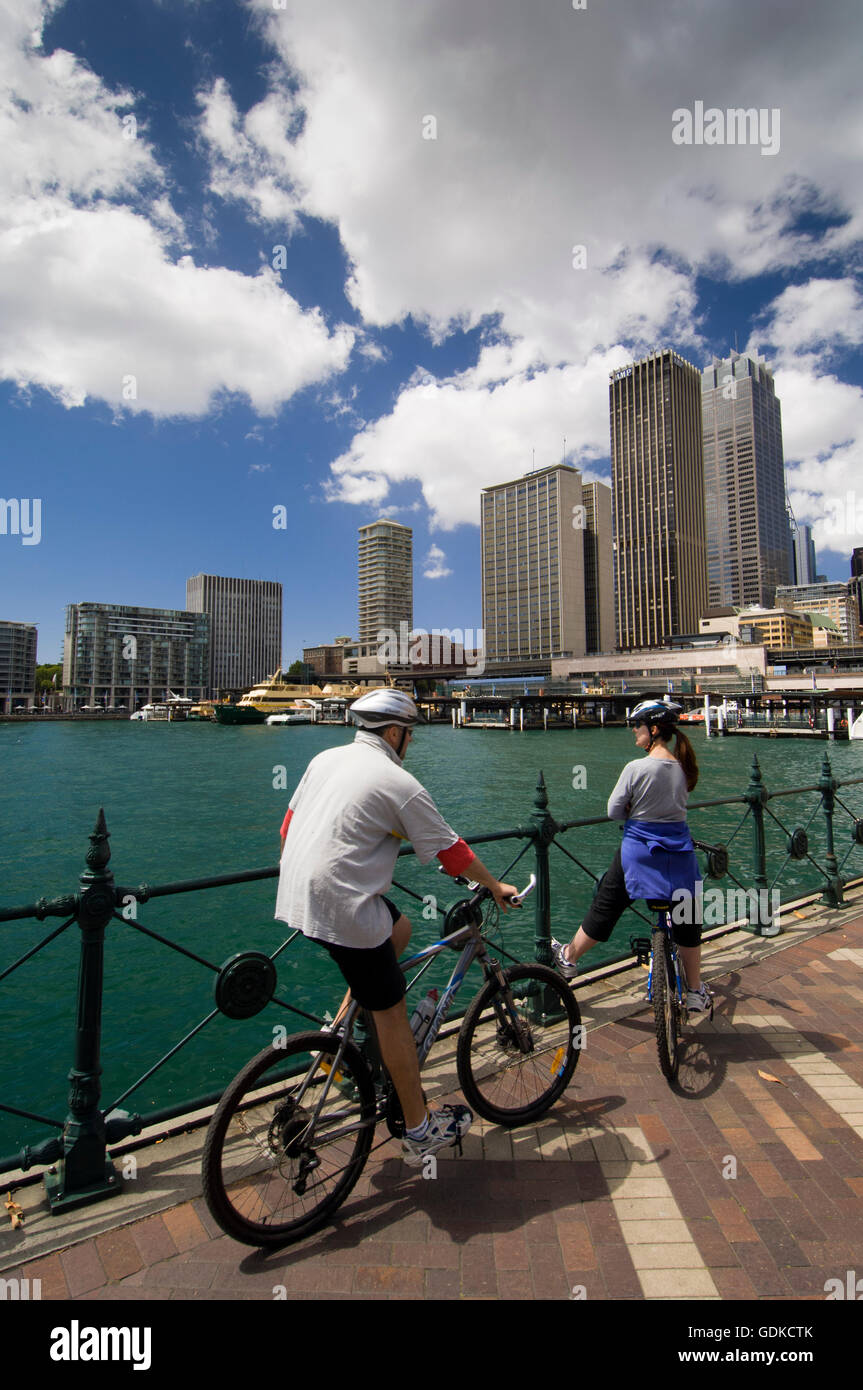 I ciclisti con una vista di Sydney, Nuovo Galles del Sud, Australia Foto Stock