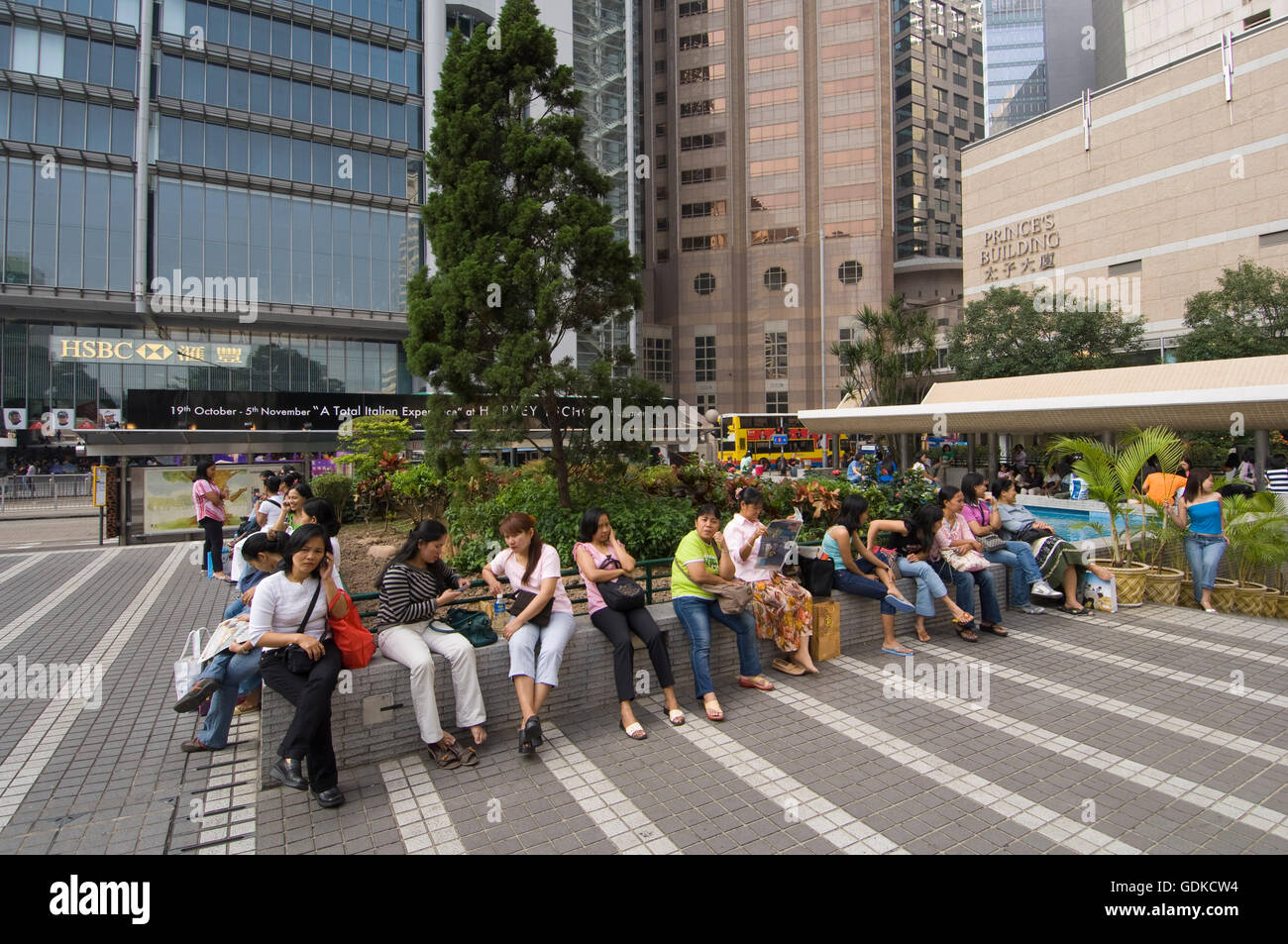 Filippine sorveglianti raccogliendo la domenica nel distretto centrale, Hong Kong, Cina, Asia Foto Stock