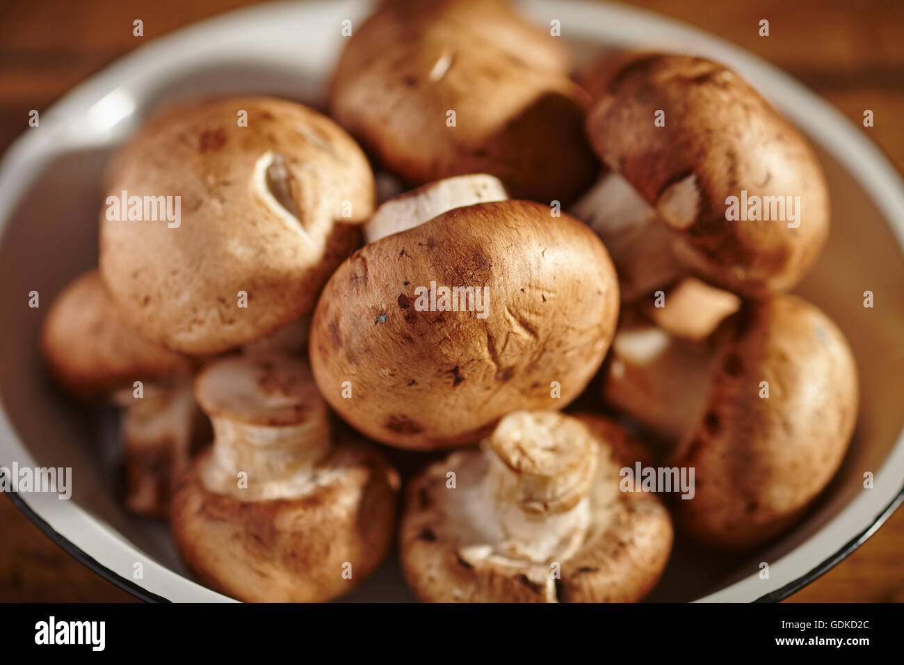 Una ciotola di materie crimini di funghi Foto Stock