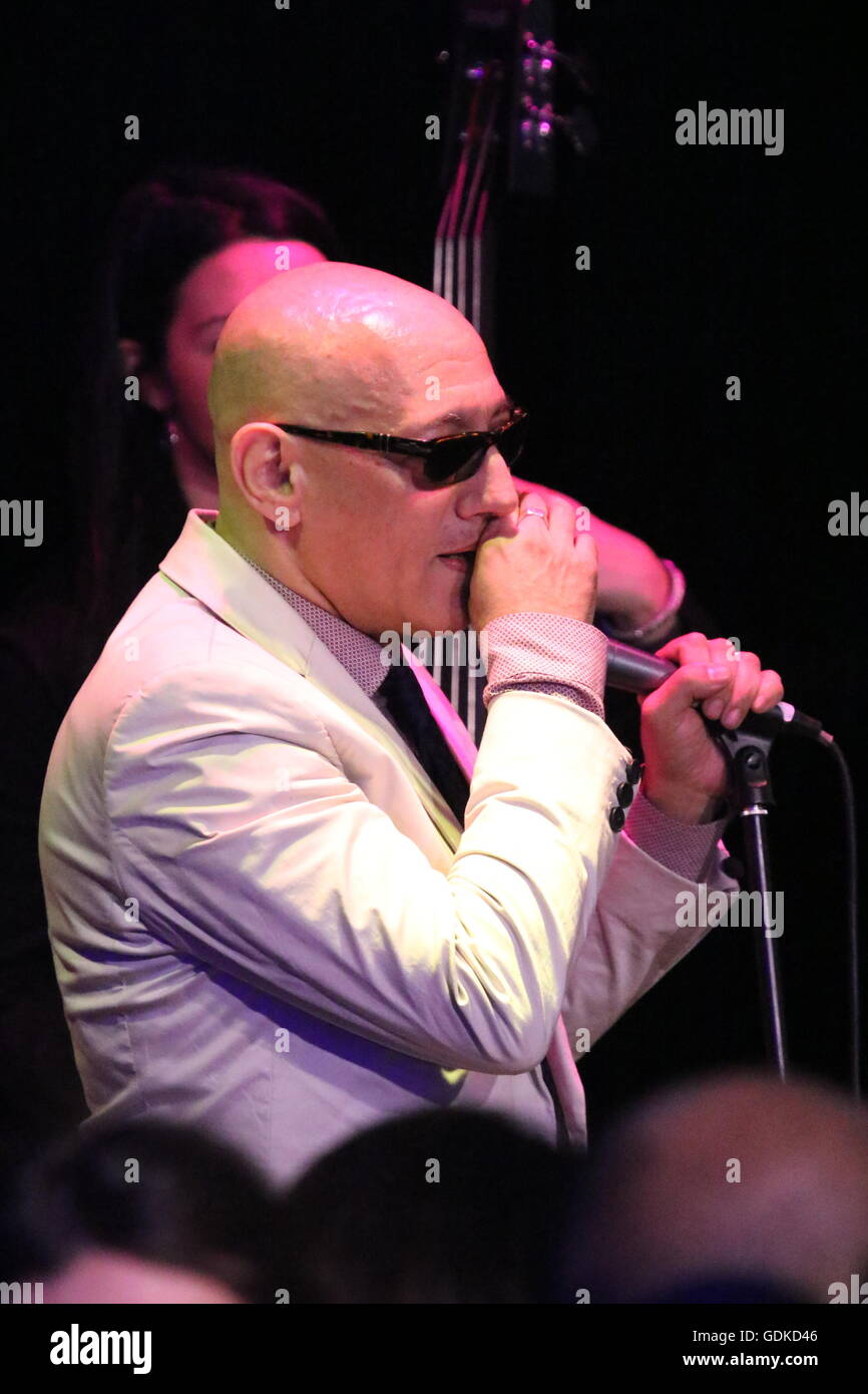 Bacoli, Italia. 17 Luglio, 2016. Giuliano Palma in concerto a Nabilah, presenta il suo nuovo album Groovin in Italia. Credito: Salvatore Esposito/Pacific Press/Alamy Live News Foto Stock