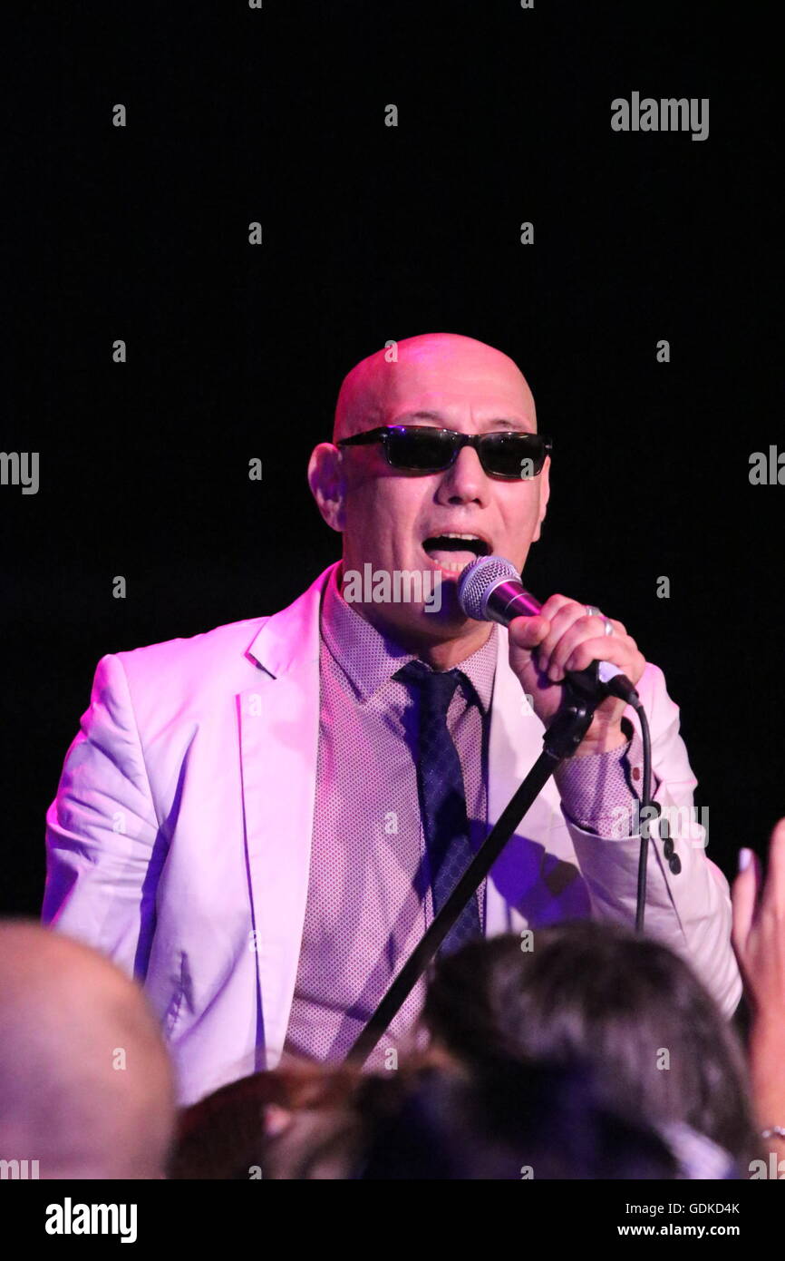 Bacoli, Italia. 17 Luglio, 2016. Giuliano Palma in concerto a Nabilah, presenta il suo nuovo album Groovin in Italia. Credito: Salvatore Esposito/Pacific Press/Alamy Live News Foto Stock