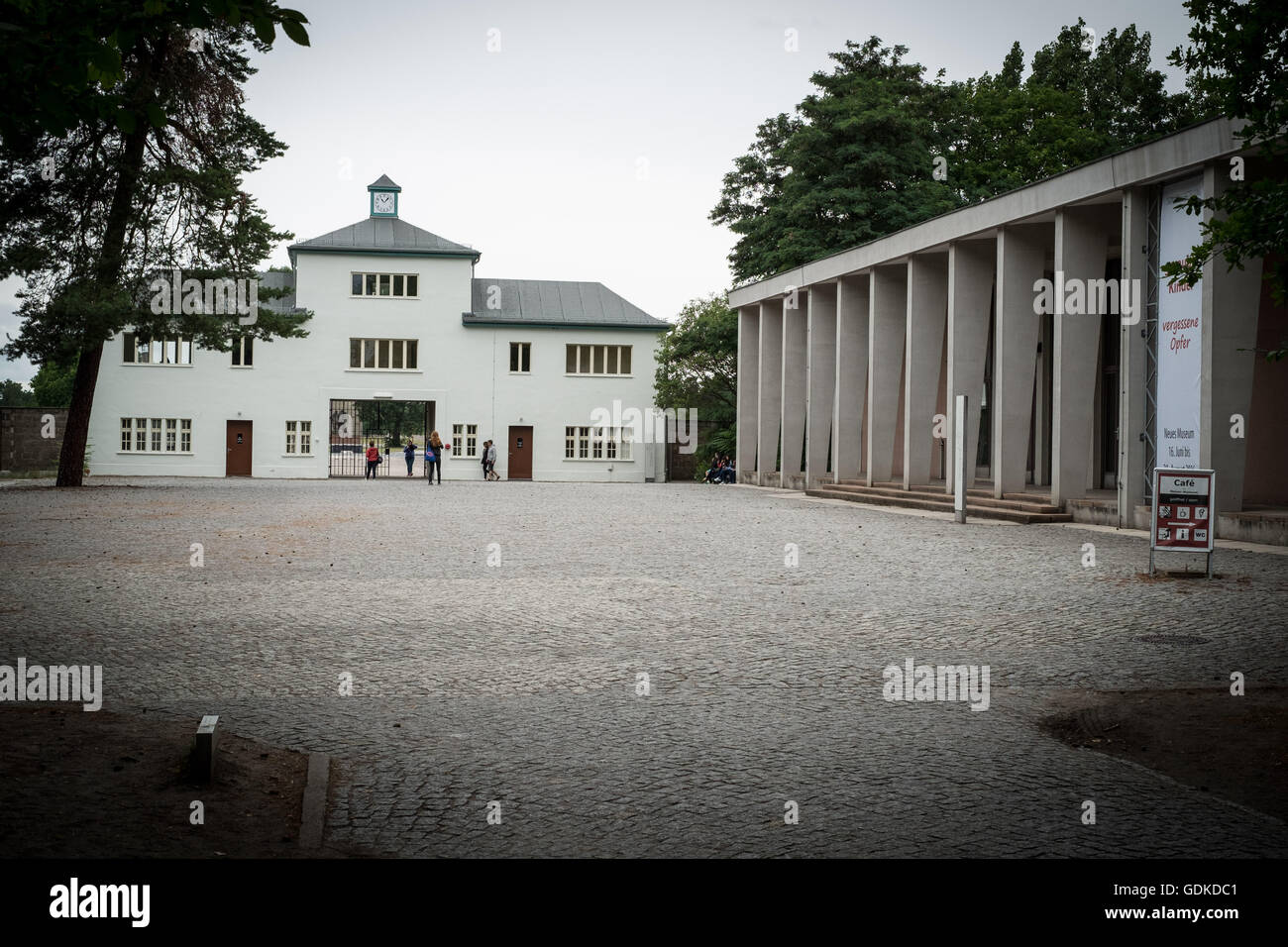 Sachsenhausen è un campo di concentramento nazista, completata nel settembre 1938 nella zona denominata Sandhausen (oggi Sachsenhausen) della città di Oranienburg, 35 chilometri a nord di Berlino. Egli era stato attivo dal marzo 22, 1936, come un campo di lavoro per prigionieri politici. È stato uno dei più grandi campi di concentramento in Germania, dove circa 30.000 prigionieri sono morti dal plotone di esecuzione, di disagio, la fame, la dissenteria e la polmonite, nonché esperimenti medici. Molti sono anche stati eliminati con il carrello scarico. A prescindere da ebrei, il camp prigionieri sono stati per la maggior parte dei prigionieri politici, persone accusate di antisociale o d Foto Stock