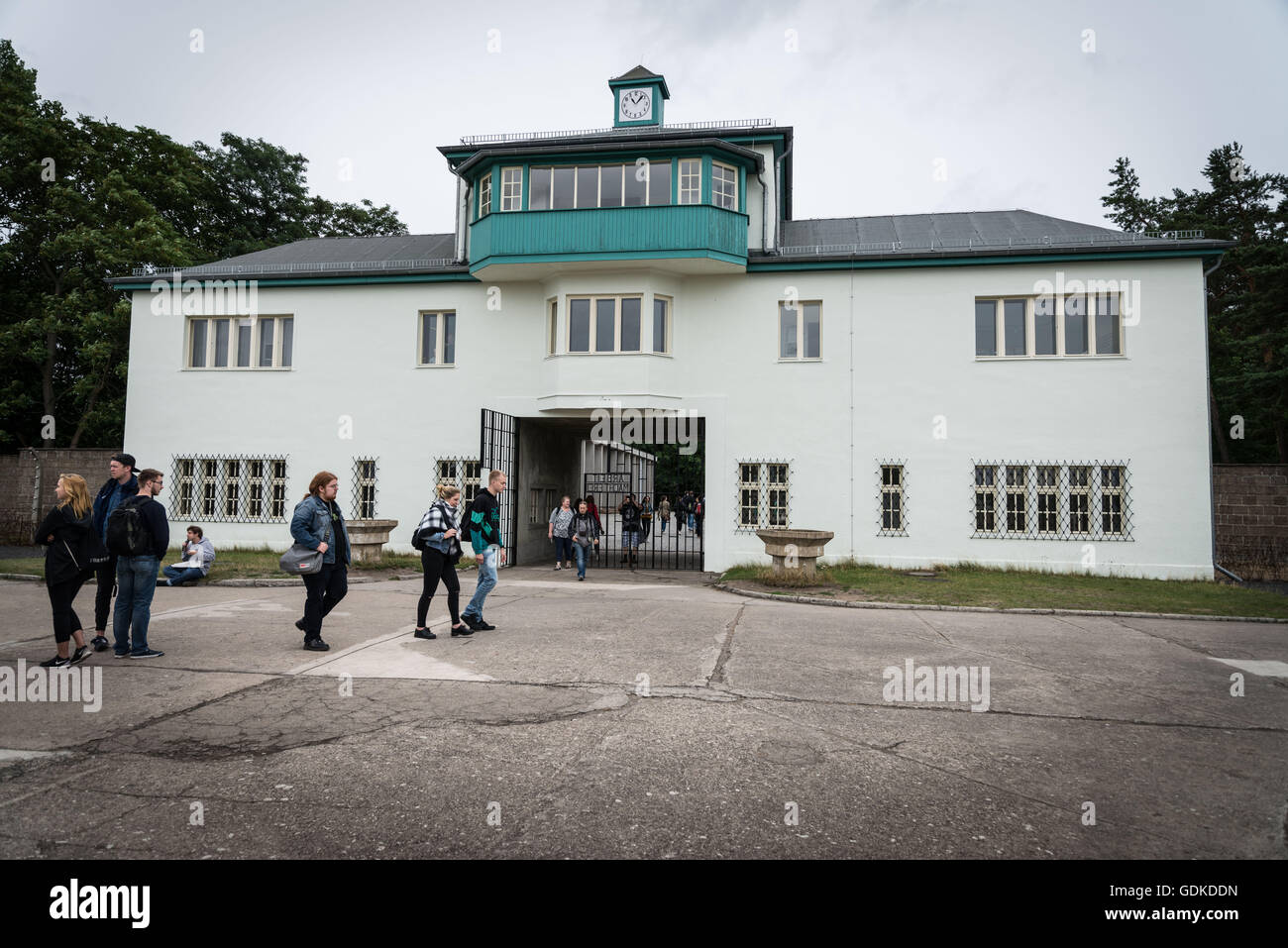 Sachsenhausen è un campo di concentramento nazista, completata nel settembre 1938 nella zona denominata Sandhausen (oggi Sachsenhausen) della città di Oranienburg, 35 chilometri a nord di Berlino. Egli era stato attivo dal marzo 22, 1936, come un campo di lavoro per prigionieri politici. È stato uno dei più grandi campi di concentramento in Germania, dove circa 30.000 prigionieri sono morti dal plotone di esecuzione, di disagio, la fame, la dissenteria e la polmonite, nonché esperimenti medici. Molti sono anche stati eliminati con il carrello scarico. A prescindere da ebrei, il camp prigionieri sono stati per la maggior parte dei prigionieri politici, persone accusate di antisociale o d Foto Stock