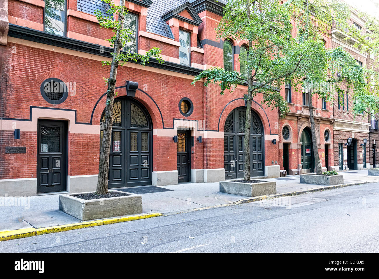 Manhattan, New York City, Upper East Side. Un blocco del carrello eleganti case costruite nel tardo XIX secolo, ora casa privata Foto Stock