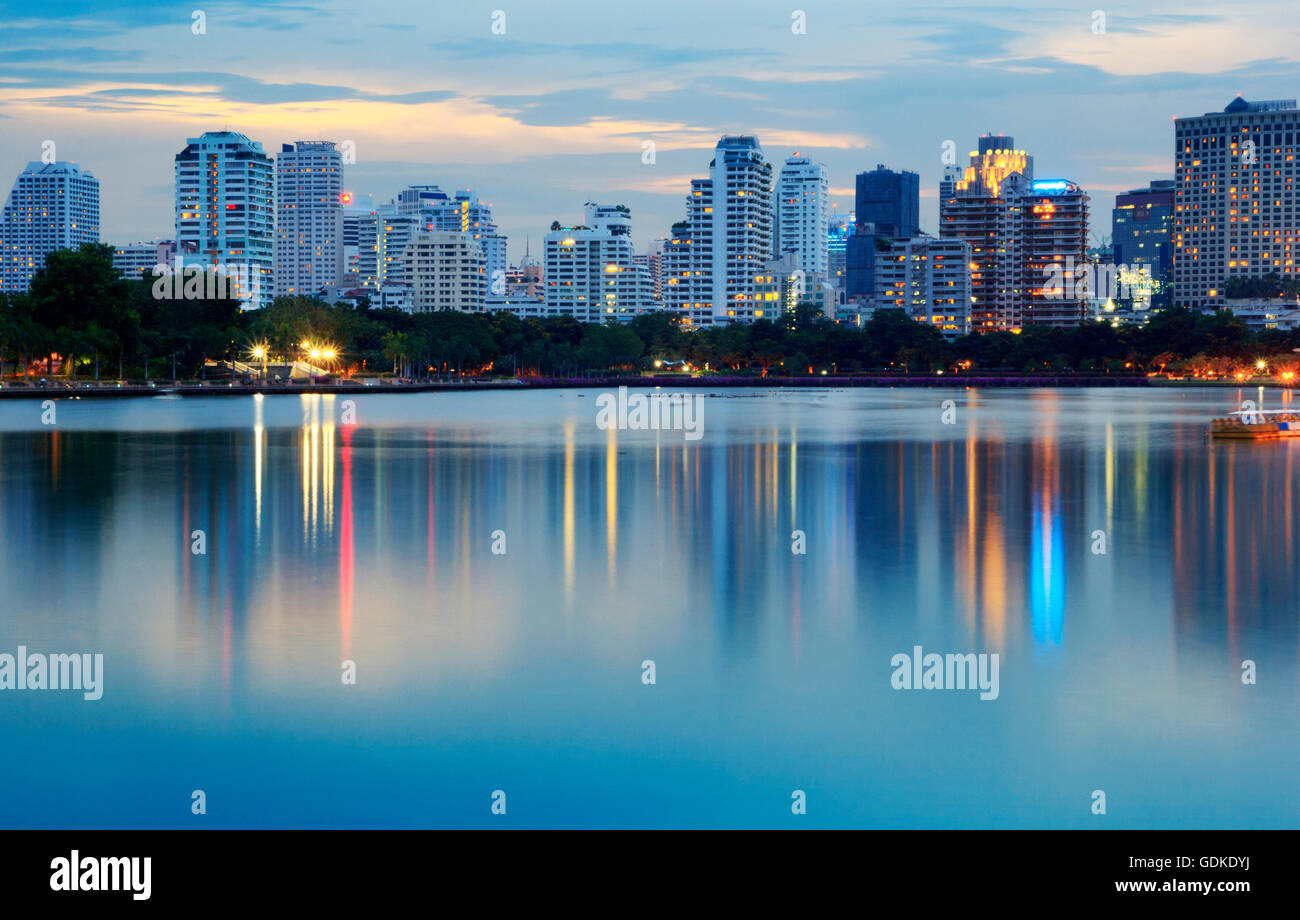 Costruzione di una città di notte con luci a Bangkok, in Thailandia. Foto Stock