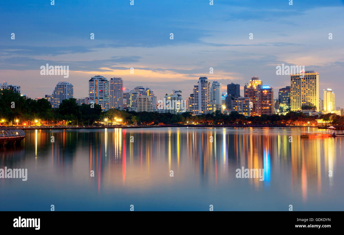 Costruzione di una città di notte con luci a Bangkok, in Thailandia. Foto Stock