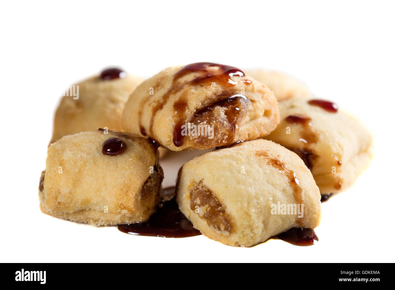 Biscotti al burro con marmellata e topping isolate su sfondo bianco Foto Stock